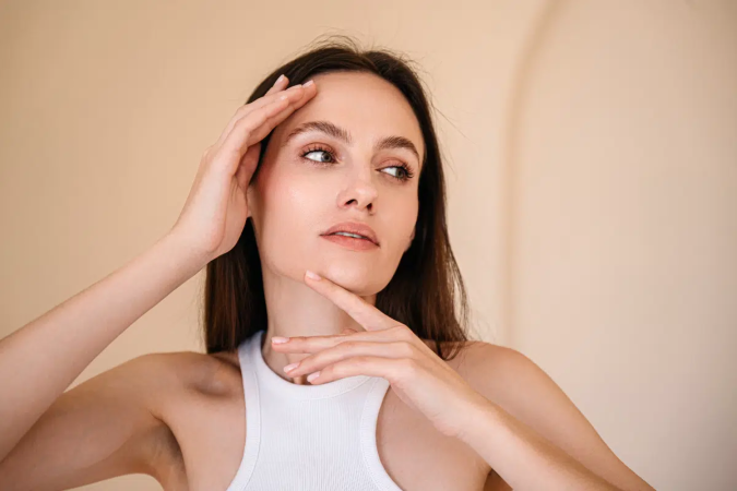 A nova estética prioriza a qualidade da pele, a naturalidade e os procedimentos que respeitam os traços individuais (Imagem: brizmaker | Shutterstock) - (crédito: EdiCase) A nova estética prioriza a qualidade da pele, a naturalidade e os procedimentos que respeitam os traços individuais (Imagem: brizmaker | Shutterstock) - (crédito: EdiCase)