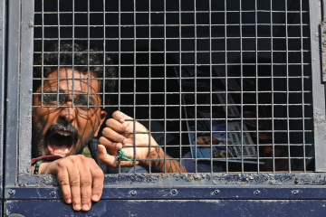 Polícia deteve Neha Bora, uma das figuras de destaque do protesto e presidente da associação da estudantes da Índia (AISA), durante uma manifestação em Déli no domingo - (crédito: Reuters) Polícia deteve Neha Bora, uma das figuras de destaque do protesto e presidente da associação da estudantes da Índia (AISA), durante uma manifestação em Déli no domingo - (crédito: Reuters)