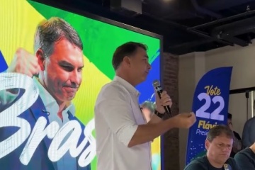 Flávio Bolsonaro em evento com prefeitos -  (crédito: Reprodução/Instagram)