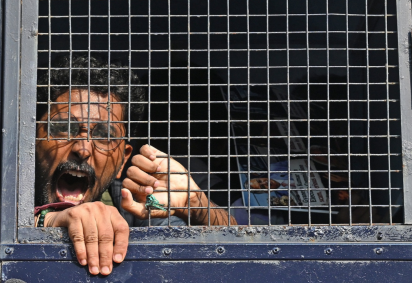 Polícia deteve Neha Bora, uma das figuras de destaque do protesto e presidente da associação da estudantes da Índia (AISA), durante uma manifestação em Déli no domingo -  (crédito: Reuters) -Polícia deteve Neha Bora, uma das figuras de destaque do protesto e presidente da associação da estudantes da Índia (AISA), durante uma manifestação em Déli no domingo -  (crédito: Reuters)