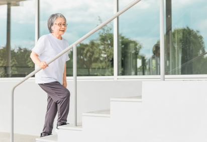 Pequenos cuidados com o corpo e a casa podem fazer diferença na prevenção de quedas (Imagem: buritora | Shutterstock) -  (crédito: EdiCase) -Pequenos cuidados com o corpo e a casa podem fazer diferença na prevenção de quedas (Imagem: buritora | Shutterstock) -  (crédito: EdiCase)