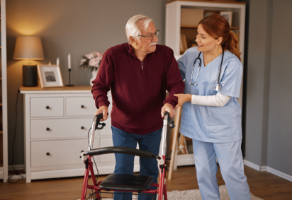 Medidas simples na rotina podem contribuir para a segurança dos idosos (Imagem: StockPhotoDirectors | Shutterstock) -  (crédito: EdiCase) -Medidas simples na rotina podem contribuir para a segurança dos idosos (Imagem: StockPhotoDirectors | Shutterstock) -  (crédito: EdiCase)
