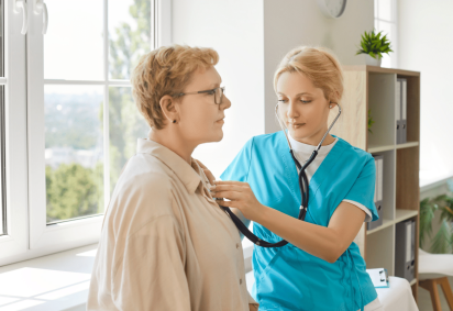 A avaliação médica orienta se o líquido precisa ser analisado, drenado ou apenas acompanhado (Imagem: Studio Romantic | Shutterstock) -  (crédito: EdiCase) -A avaliação médica orienta se o líquido precisa ser analisado, drenado ou apenas acompanhado (Imagem: Studio Romantic | Shutterstock) -  (crédito: EdiCase)