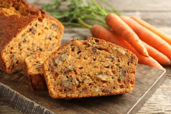 Bolo de cenoura com amêndoas (Imagem: New Africa | Shutterstock) - (crédito: EdiCase) Bolo de cenoura com amêndoas (Imagem: New Africa | Shutterstock) - (crédito: EdiCase)