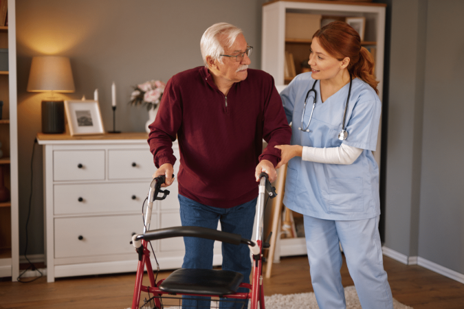 Medidas simples na rotina podem contribuir para a segurança dos idosos (Imagem: StockPhotoDirectors | Shutterstock) - (crédito: EdiCase) Medidas simples na rotina podem contribuir para a segurança dos idosos (Imagem: StockPhotoDirectors | Shutterstock) - (crédito: EdiCase)