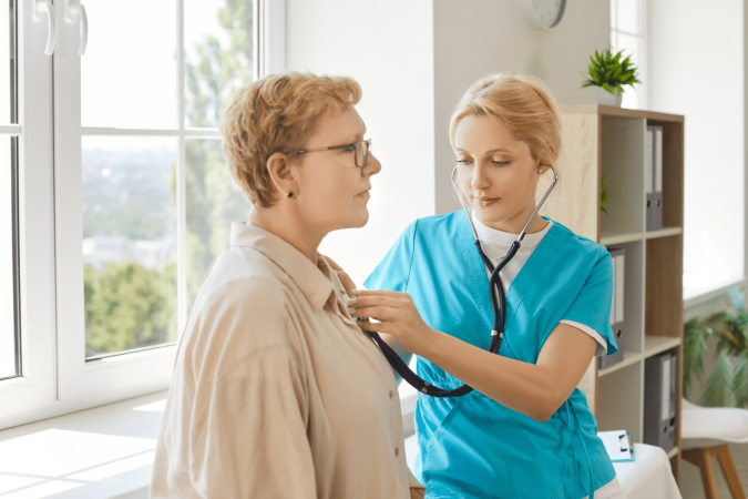 A avaliação médica orienta se o líquido precisa ser analisado, drenado ou apenas acompanhado (Imagem: Studio Romantic | Shutterstock) - (crédito: EdiCase) A avaliação médica orienta se o líquido precisa ser analisado, drenado ou apenas acompanhado (Imagem: Studio Romantic | Shutterstock) - (crédito: EdiCase)