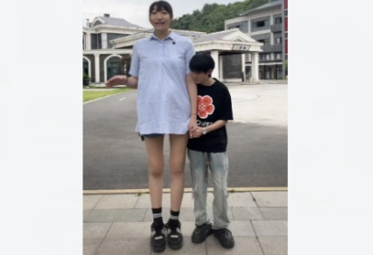 Xiao Yue, influenciadora digital que media 2,18m, ao lado de seu parceiro Zihao: casal mostra a significativa diferen&ccedil;a de altura nas redes sociais -  (crédito: Arquivo pessoal)
