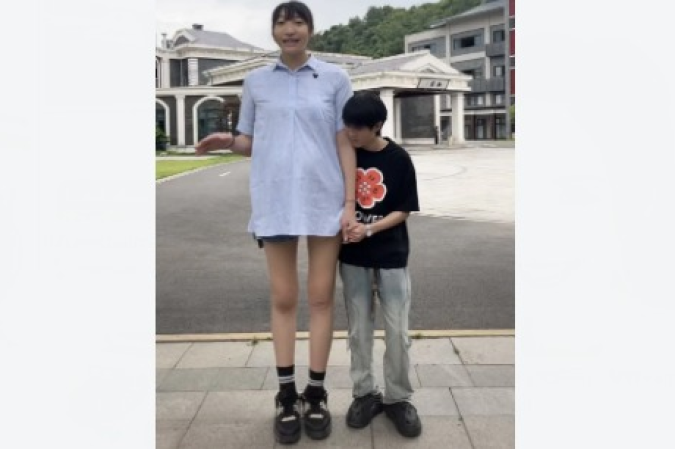 Famosa pela altura e carisma, influencer Xiao Yue morre aos 26 anos