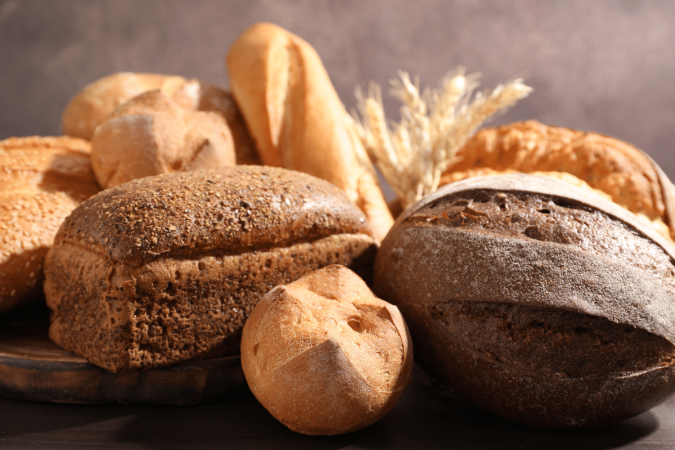 O pão é fonte de energia e vitaminas do complexo B, e algumas versões oferecem mais fibras, contribuindo para a saciedade e o funcionamento do organismo (Imagem: New Africa | Shutterstock) - (crédito: EdiCase) O pão é fonte de energia e vitaminas do complexo B, e algumas versões oferecem mais fibras, contribuindo para a saciedade e o funcionamento do organismo (Imagem: New Africa | Shutterstock) - (crédito: EdiCase)