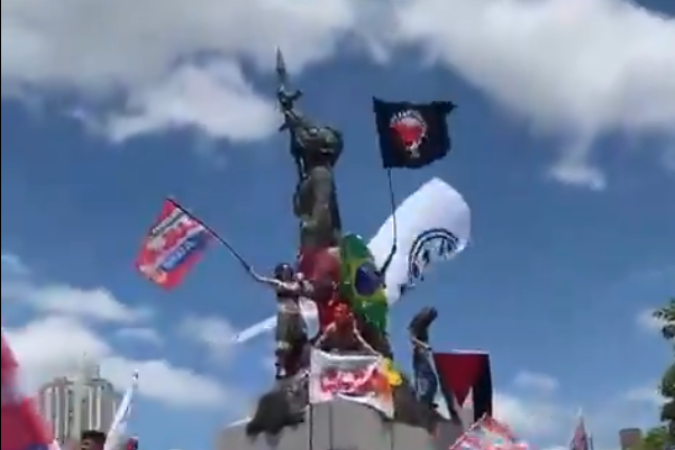 Manifestação na Praça da Estação reuniu apoiadores em ponto estratégico da região central de BH