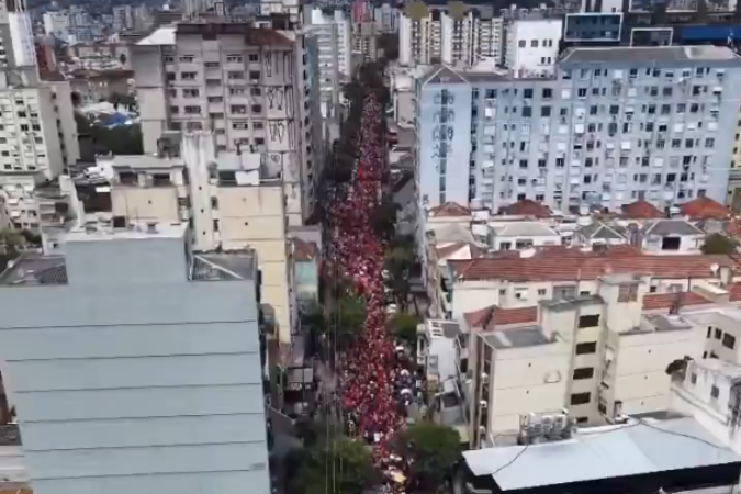 Capital gaúcha teve programação dividida entre atos de militância sênior e apresentações de artistas locais na Redenção