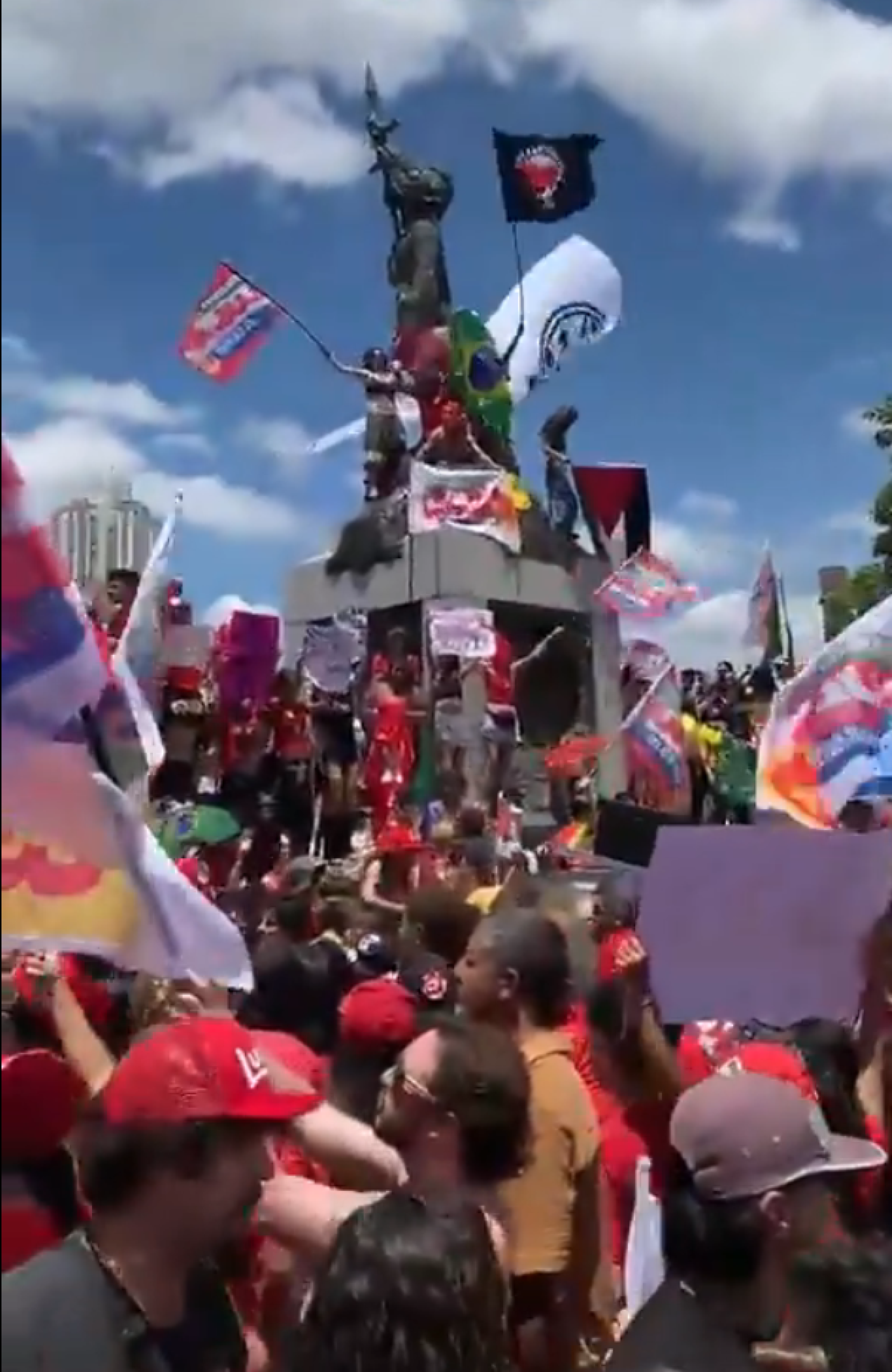 Manifesta&ccedil;&atilde;o na Pra&ccedil;a da Esta&ccedil;&atilde;o reuniu apoiadores em ponto estrat&eacute;gico da regi&atilde;o central de BH