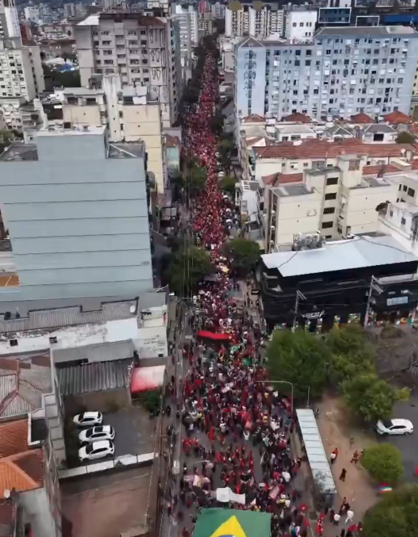 Capital ga&uacute;cha teve programa&ccedil;&atilde;o dividida entre atos de milit&acirc;ncia s&ecirc;nior e apresenta&ccedil;&otilde;es de artistas locais na Reden&ccedil;&atilde;o