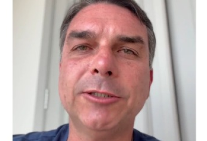 Fl&aacute;vio Bolsonaro refuta acusa&ccedil;&otilde;es e defende propostas para o programa Bolsa Fam&iacute;lia -  (crédito: Reprodu&ccedil;&atilde;o) -Fl&aacute;vio Bolsonaro refuta acusa&ccedil;&otilde;es e defende propostas para o programa Bolsa Fam&iacute;lia -  (crédito: Reprodu&ccedil;&atilde;o)