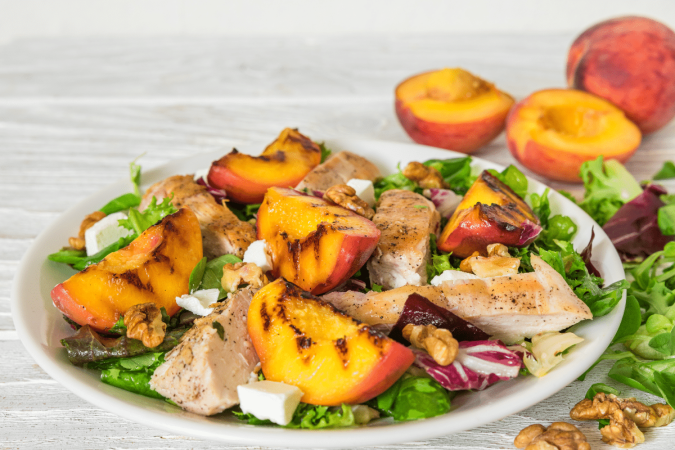 Salada de pêssego grelhado com frango, nozes e folhas verdes (Imagem: artem evdokimov | Shutterstock) - (crédito: EdiCase) Salada de pêssego grelhado com frango, nozes e folhas verdes (Imagem: artem evdokimov | Shutterstock) - (crédito: EdiCase)