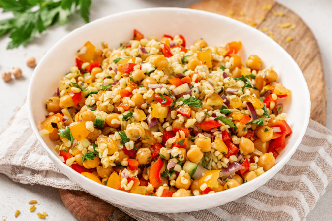 Salada de grão-de-bico com bulgur (Imagem: Svetlana Monyakova | Shutterstock) - (crédito: EdiCase) Salada de grão-de-bico com bulgur (Imagem: Svetlana Monyakova | Shutterstock) - (crédito: EdiCase)