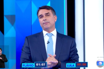 Flávio Bolsonaro durante debate na TV Globo nesta sexta-feira (23/10) - (crédito: Reprodução/Globo) Flávio Bolsonaro durante debate na TV Globo nesta sexta-feira (23/10) - (crédito: Reprodução/Globo)