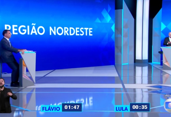 Lula e Flávio Bolsonaro durante debate na noite desta sexta-feira (23/10) -  (crédito: Reprodução/Globo)
