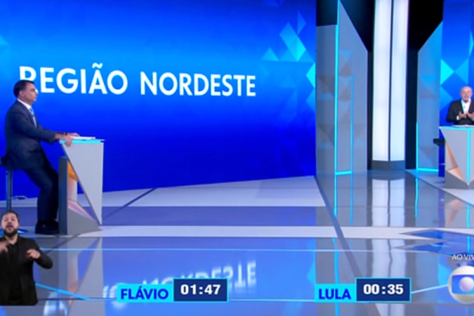 Lula e Flávio Bolsonaro durante debate na noite desta sexta-feira (23/10) - (crédito: Reprodução/Globo) Lula e Flávio Bolsonaro durante debate na noite desta sexta-feira (23/10) - (crédito: Reprodução/Globo)