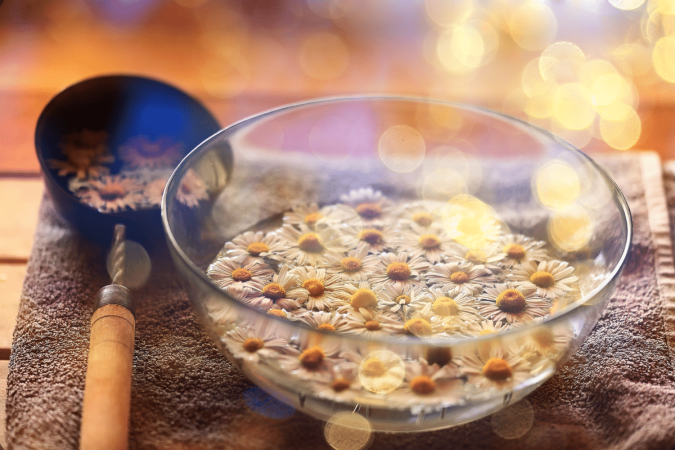 Lua Cheia inspira ritual com camomila ligado à tranquilidade e à espiritualidade (Imagem: Kichigin | Shutterstock) - (crédito: EdiCase) Lua Cheia inspira ritual com camomila ligado à tranquilidade e à espiritualidade (Imagem: Kichigin | Shutterstock) - (crédito: EdiCase)